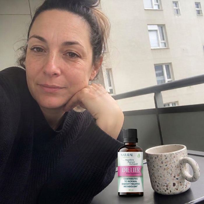 Nasmijana korisnica s kavom i Dietter kapima